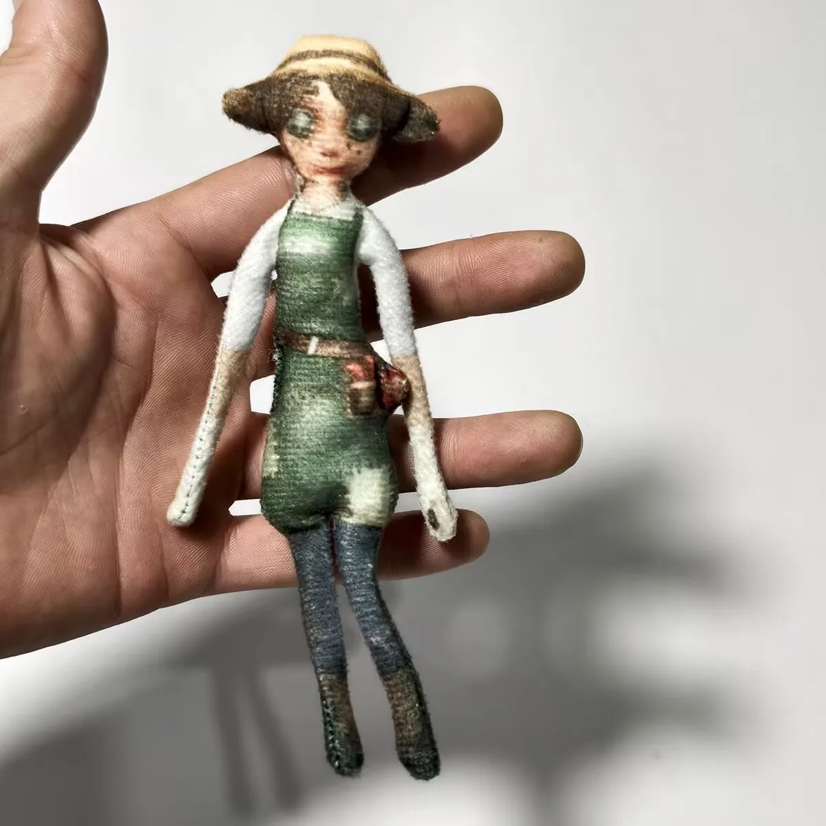 Nuova statuina rifinita "Identity V" ultrasottile da 15 centimetri: astratta, senza bordi bianchi, con un scheletro, può essere modellata liberamente