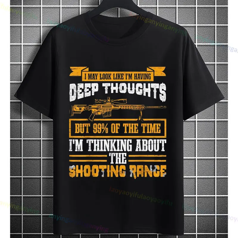 Koszulka z grafiką snajpera z napisem: "Yeah I Shoot Like a Girl", 100% bawełna, krótki rękaw, okrągły dekolt, styl streetwear, humorystyczna koszulka.