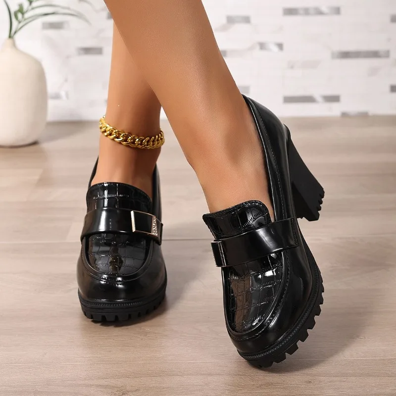 Spring and Autumn British style single shoes are versatile and slip-on glossy patent leather loafers