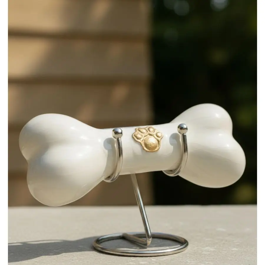 

Уникальная красивая алюминиевая урна для праха животных в форме кости с ручной гравировкой отпечатков лап и подставкой для демонстрации