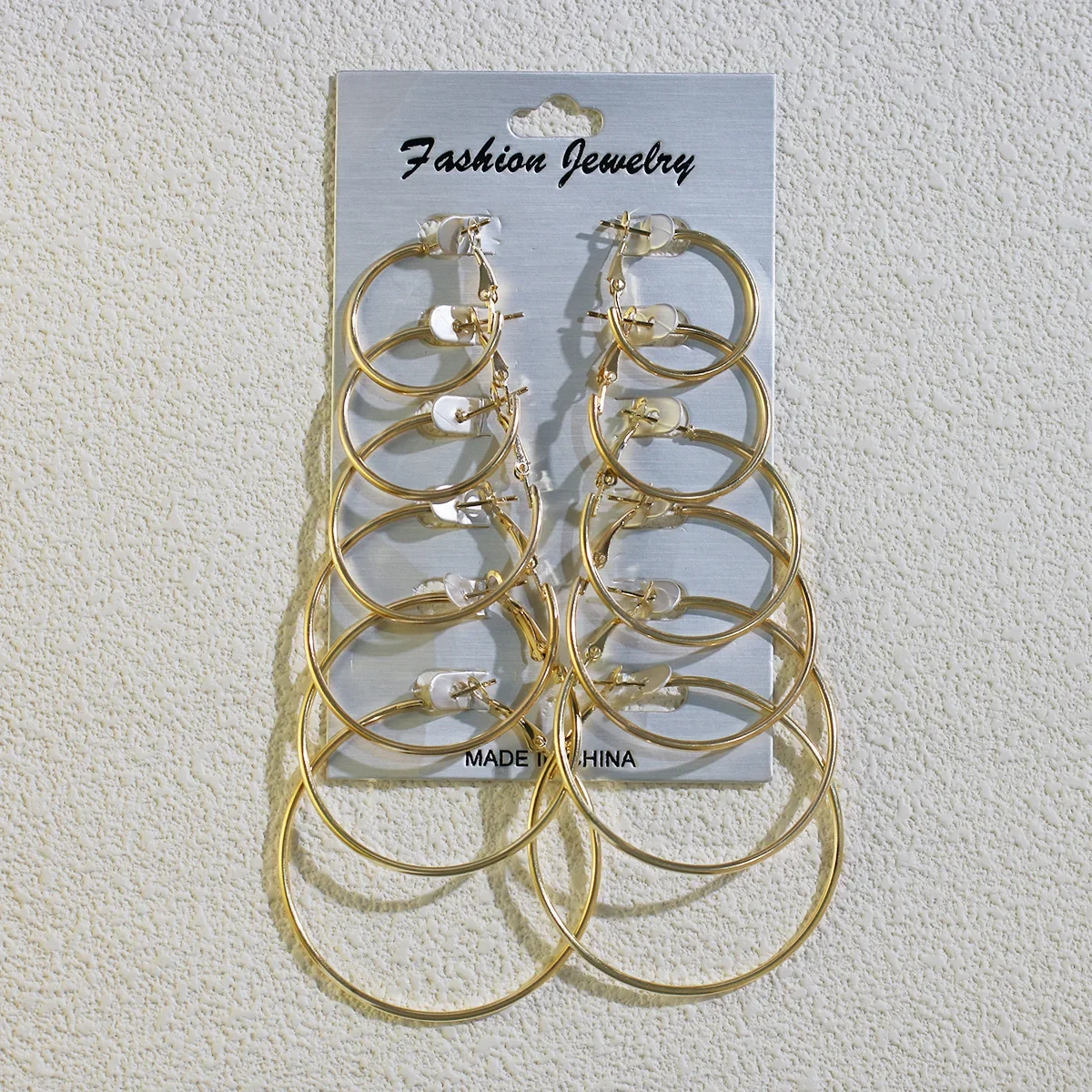 مجموعة من 6 أزواج من الأقراط المعدنية ذات اللون الذهبي الكبير من Hyperbole للنساء