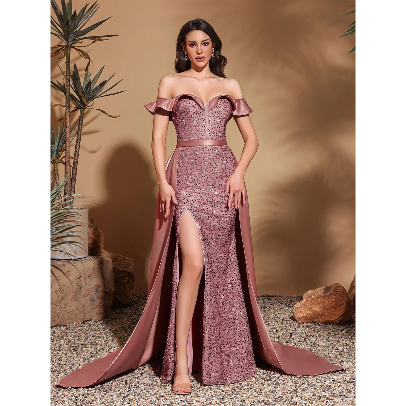 

Атласное платье длиной до пола со складками и открытыми плечами, расшитое пайетками