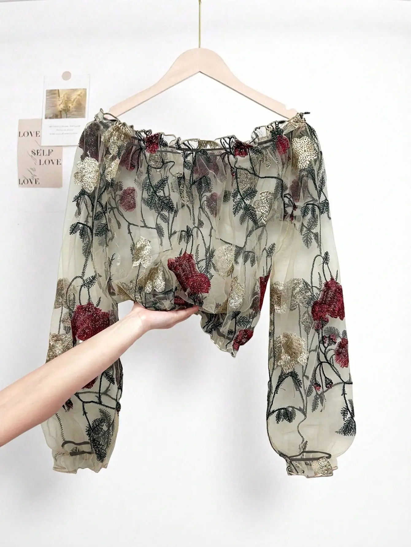 

Женский укороченный топ из прозрачной сетки с вышивкой цветочным узором, открытыми плечами и рукавами-фонариками в стиле бохо