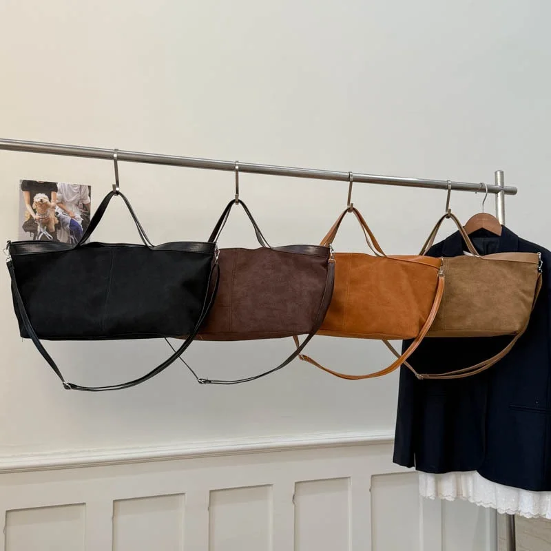 Große Umhängetasche mit Struktur, mattiertem Finish und Reißverschluss, Schultertasche, einfarbig, weiches, mattes Wildleder, Boston-Tasche, schlichter Stil. – Detail 17