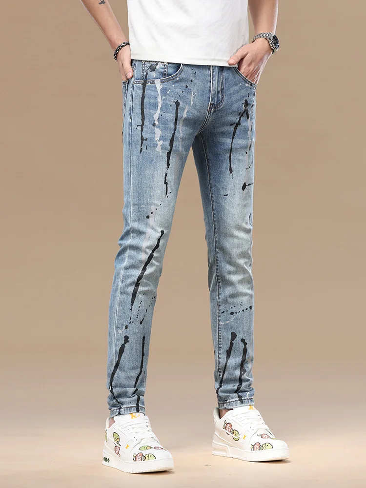 جينز راقي للرجال موضة جرافيتي تريند ماركة رش الحبر طباعة سليم صالح مرونة القدم الصغيرة 2025 ربيع/صيف جديد السراويل