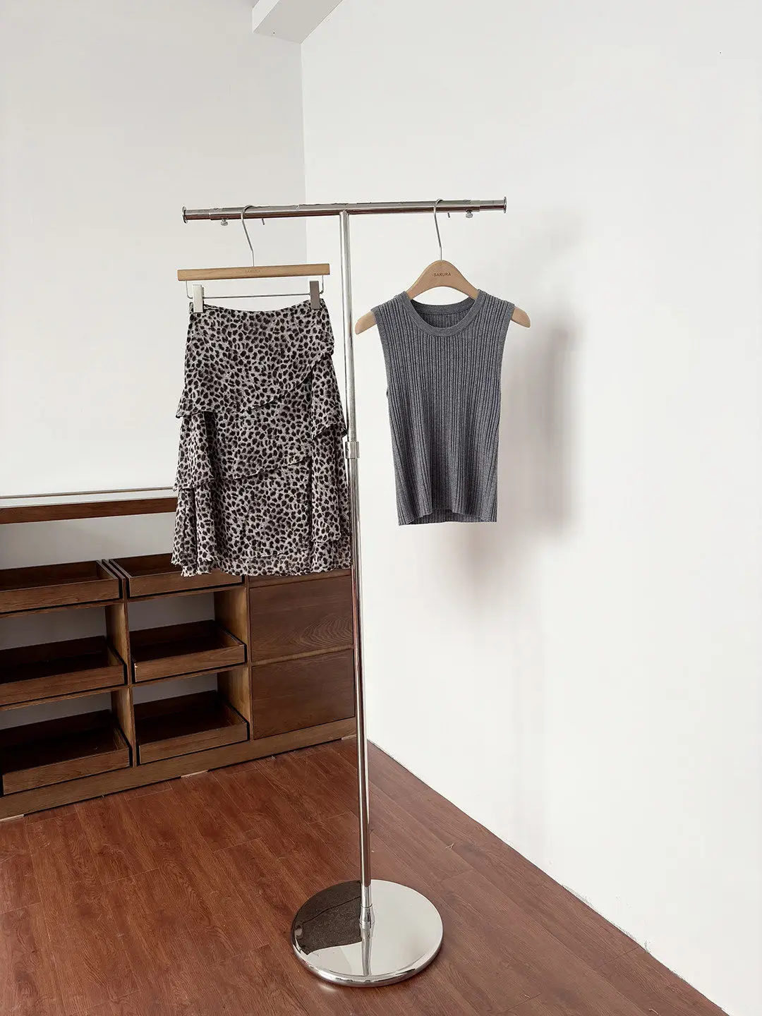 24 gray leopard print l