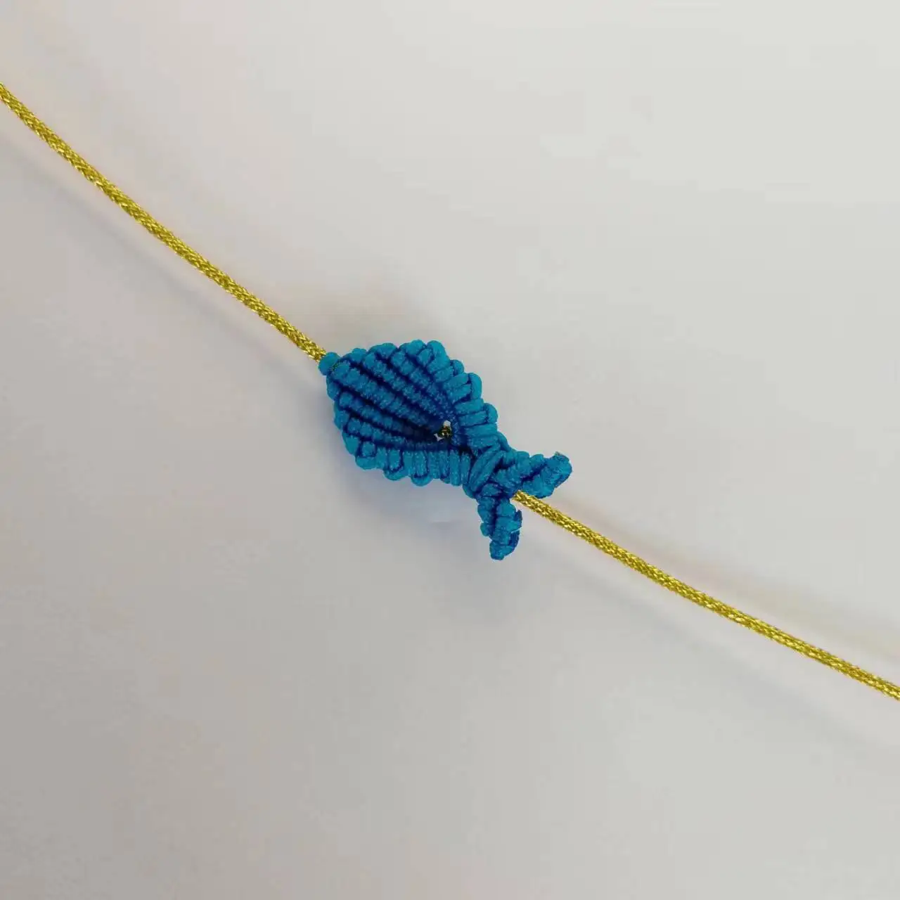 Pulsera trenzada de cola de ballena para mujer, cuerda dorada de Color sólido Tropical, pez de la suerte hecho a mano, joyería Macmare, regalo de