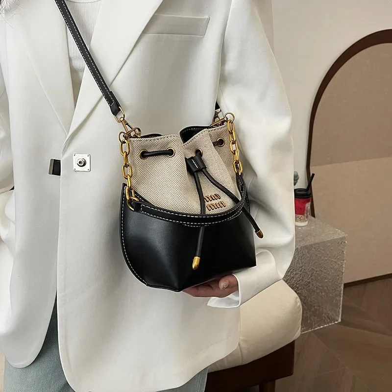 Girls Fashion Handbag Ladies Casual Shoulder Bag Niche Hundred Slant Cross Bag Large Capacity Bucket Bag Chain Decoration PU Fab