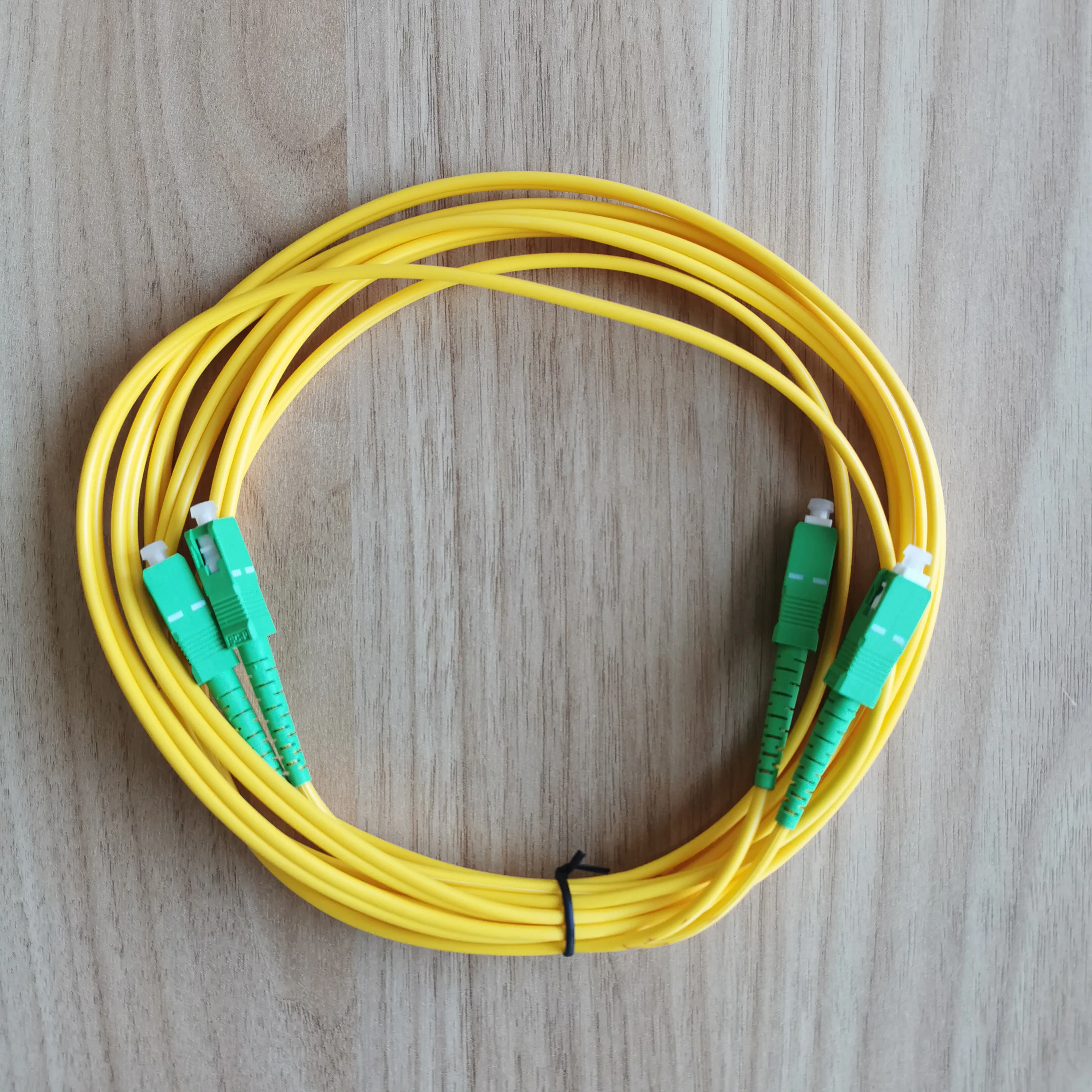 Hoge kwaliteit OEM SC LC FC ST vrij afgestemde connectoren Fiber optische patchcord Apc Upc SM FTTH aangepaste optische patchcord