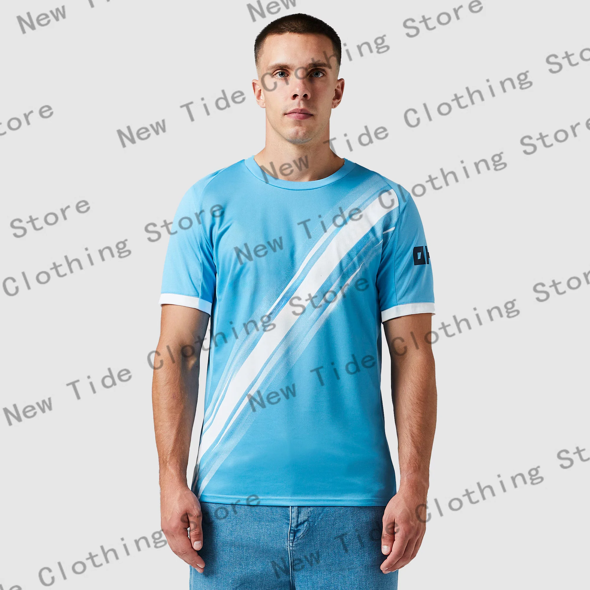 Hellblaues gestreiftes Design-Herren-Jersey-T-Shirt – bequeme Sommerkleidung, atmungsaktiver Stoff, ideal für sportliche Freizeitkleidung