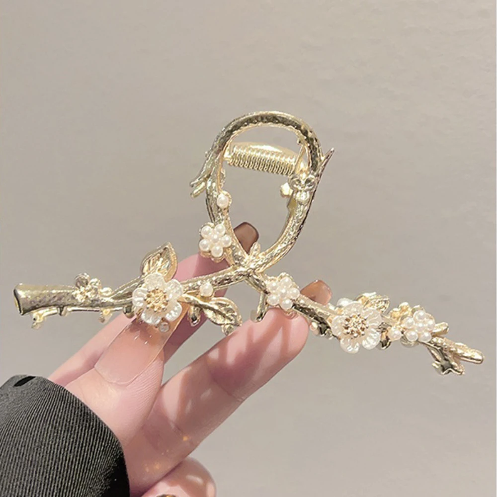 Elegante Retro-Haarspange mit Perlenblütenzweig und Blumendetail. Von der Natur inspirierter modischer Haarschmuck für Damen – Detail 7