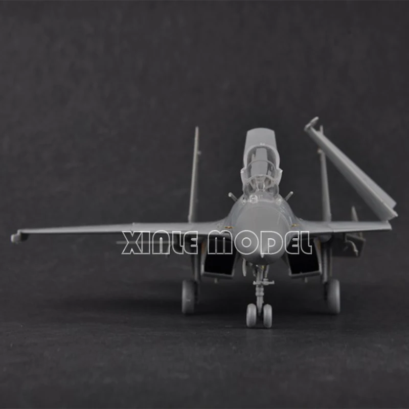 ชุดโมเดลเครื่องบินประกอบพลาสติกทรัมเปเตอร์ 01668 จีน J-15 1/72