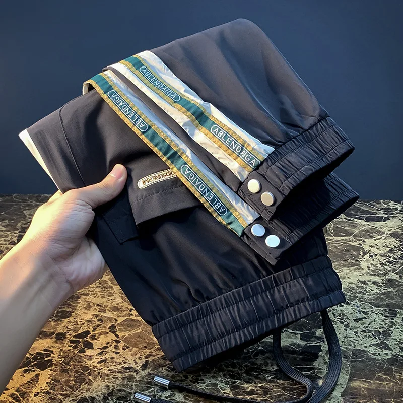 2025 ฤดูร้อนหรูหรากางเกงลําลองผู้ชายขายืดหยุ่นกระชับแบรนด์อินเทรนด์การออกแบบแถบด้านข้างกางเกงกีฬา