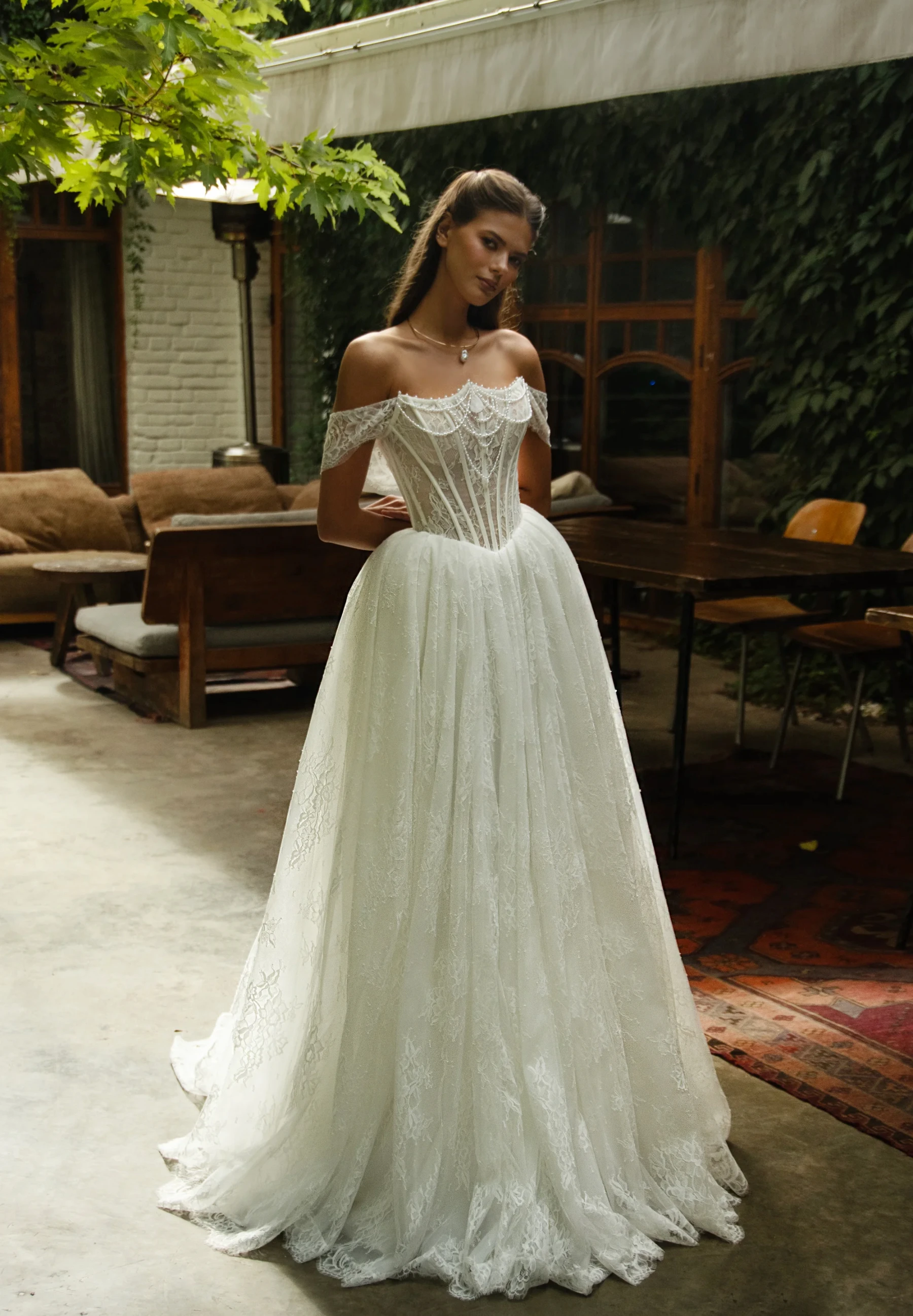 فساتين زفاف مخصصة مكشوفة الكتف لؤلؤ دانتيل 2025 فستان عروس نسائي فاخر على شكل حرف a الوهم رداء حفلات الزفاف #1