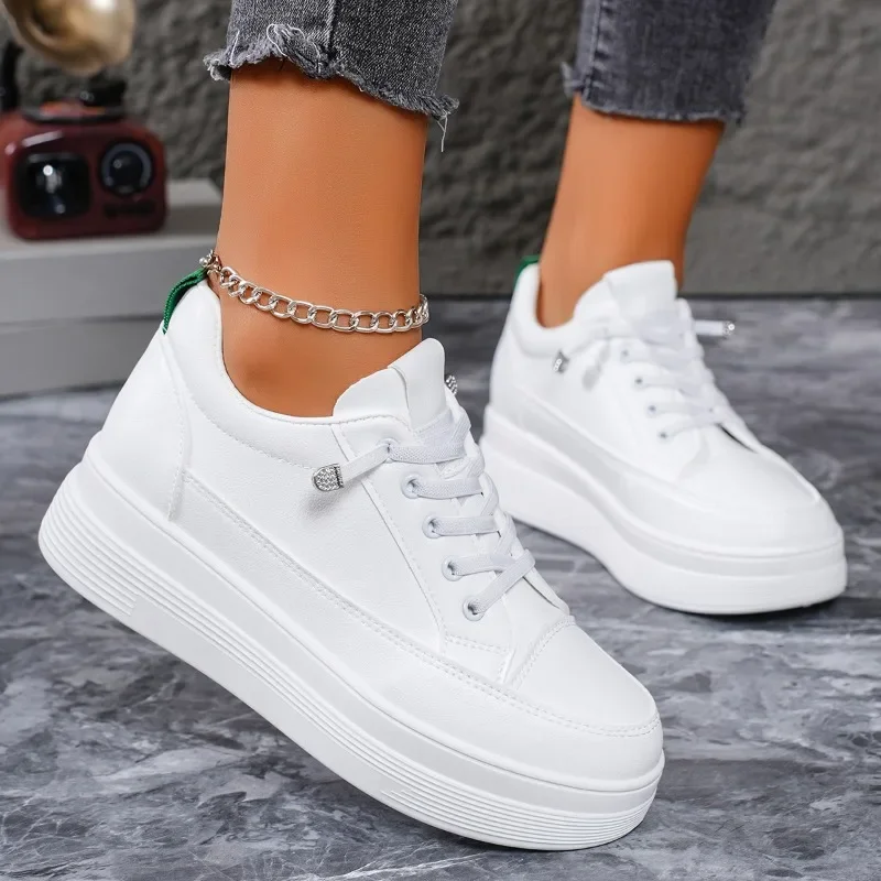 Damen atmungsaktive Sommer flache weiße Schuhe neuen Stil leichte Gummi Casual Sportschuhe vielseitige ältere Turnschuhe