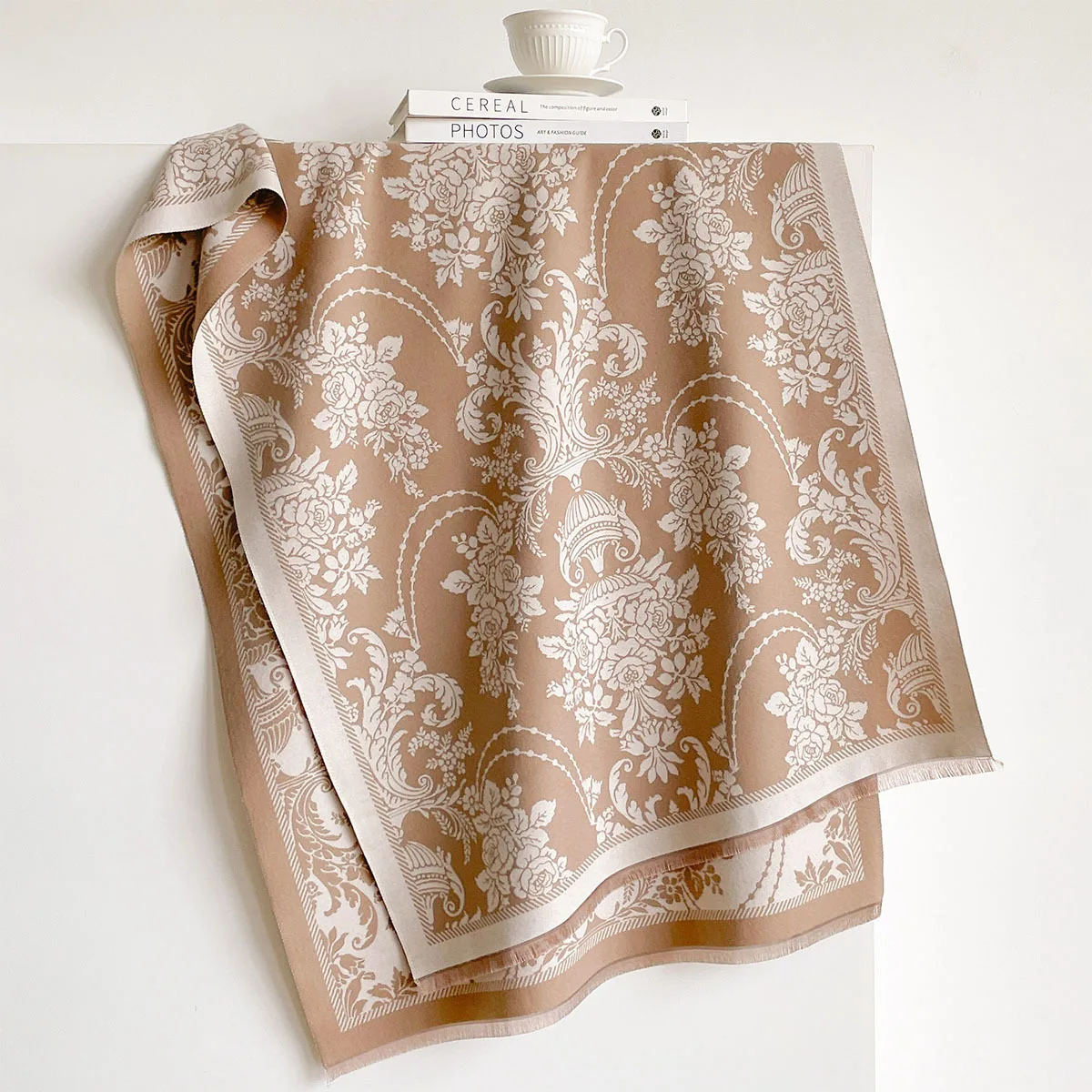 Chal de cachemira sintética extragrande para mujer, estampado floral retro de rosas arqueadas en color crema camel, reversible, abrigo cálido para exteriores, bufanda