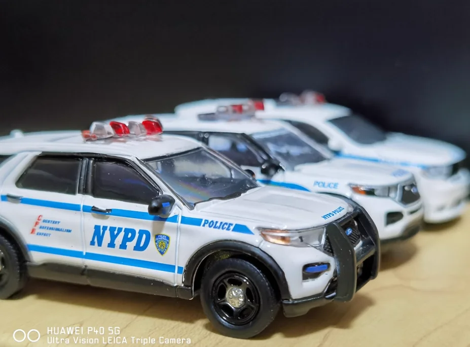 

1:64 2019 Dodge Durango - New York City Police 42980-F Advanced Collection Ornament Car Models
