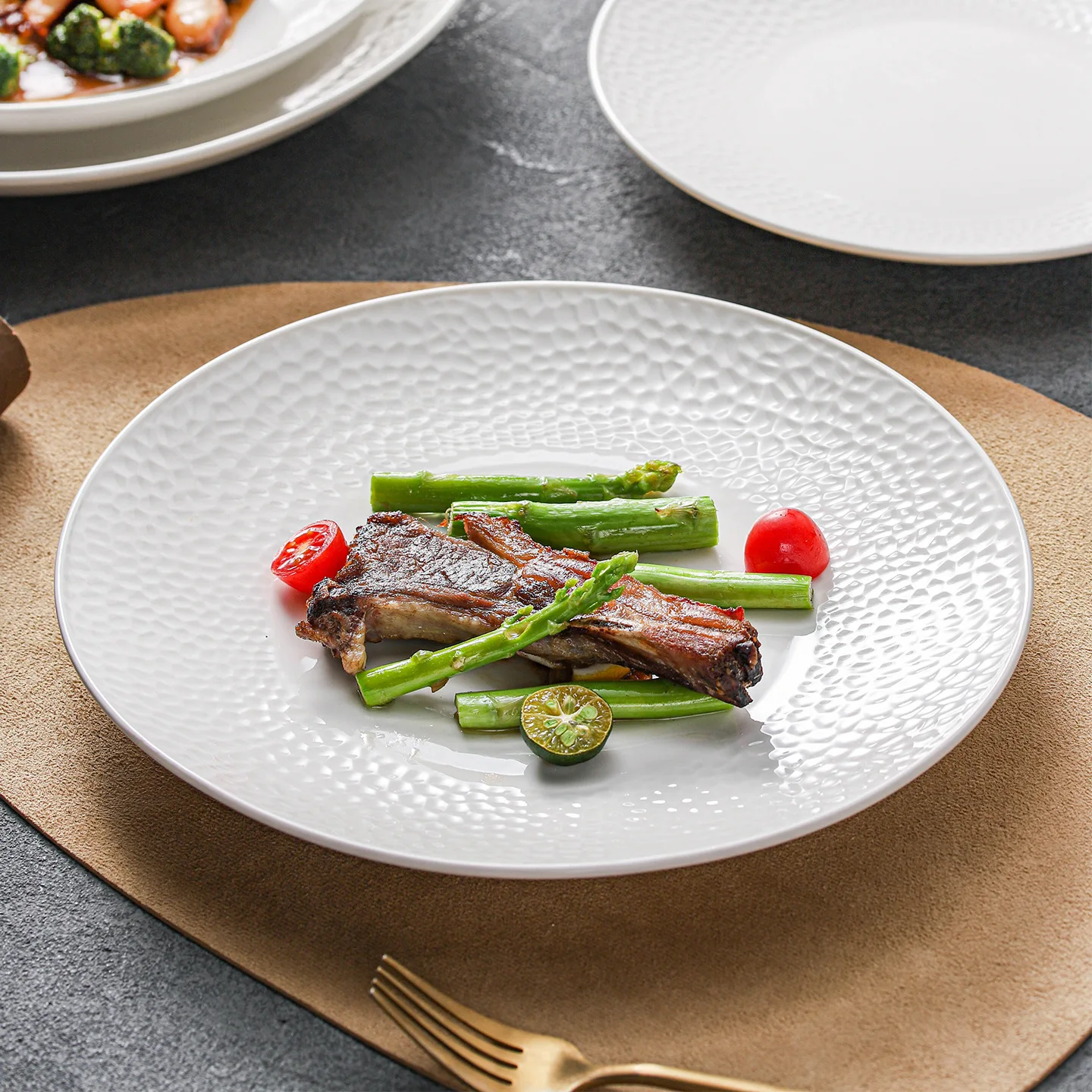 

Креативные круглые кованые керамические обеденные тарелки, посуда для отеля, миски для приготовления пищи, посуда, белые тарелки для стейка в стиле вестерн, устойчивые к царапинам