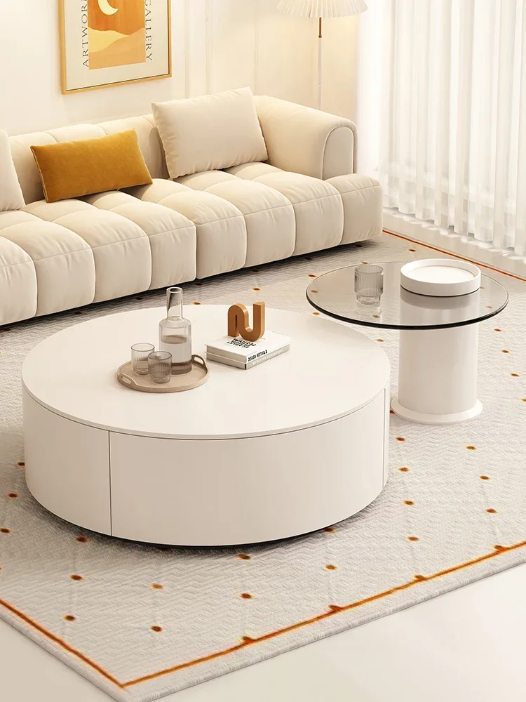 طاولة قهوة ذات بلاطة صخرية كريمية، غرفة معيشة بسيطة وحديثة، فاخرة منزلية خفيفة، خزانة تلفزيون حمراء صافية