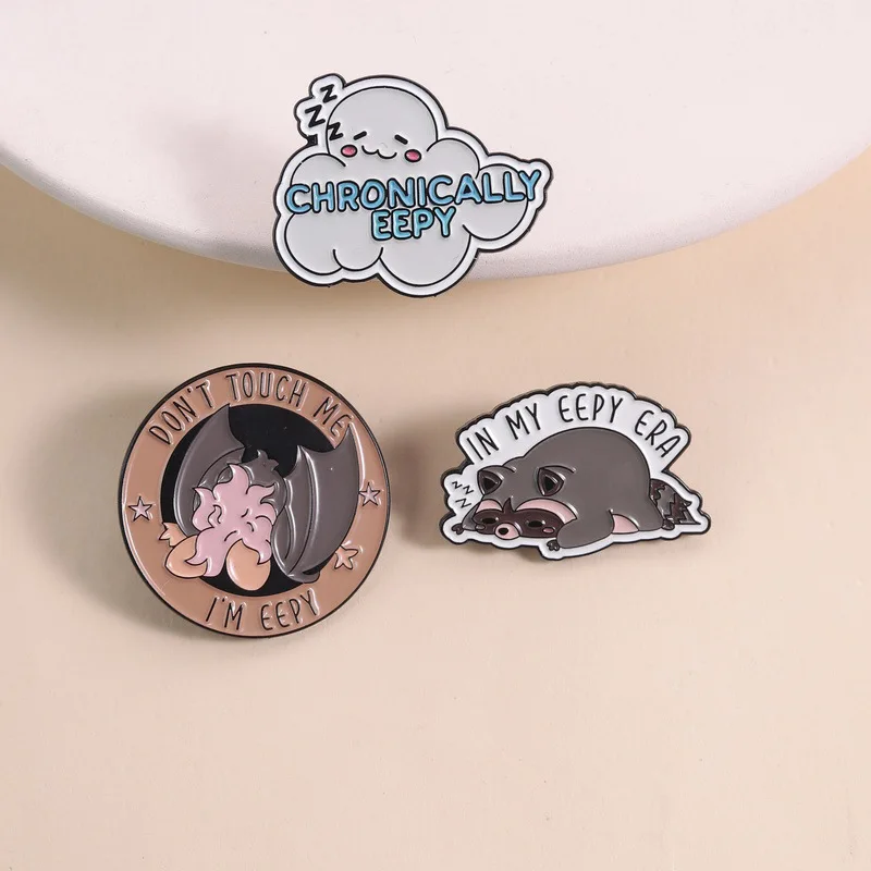 Забавные эмалевые значки с цитатами о ленивых и сонных животных: мультяшный енот, облако, летучая мышь. Металлическая брошь-значок «Не трогай меня, я жуткий» для лацкана.