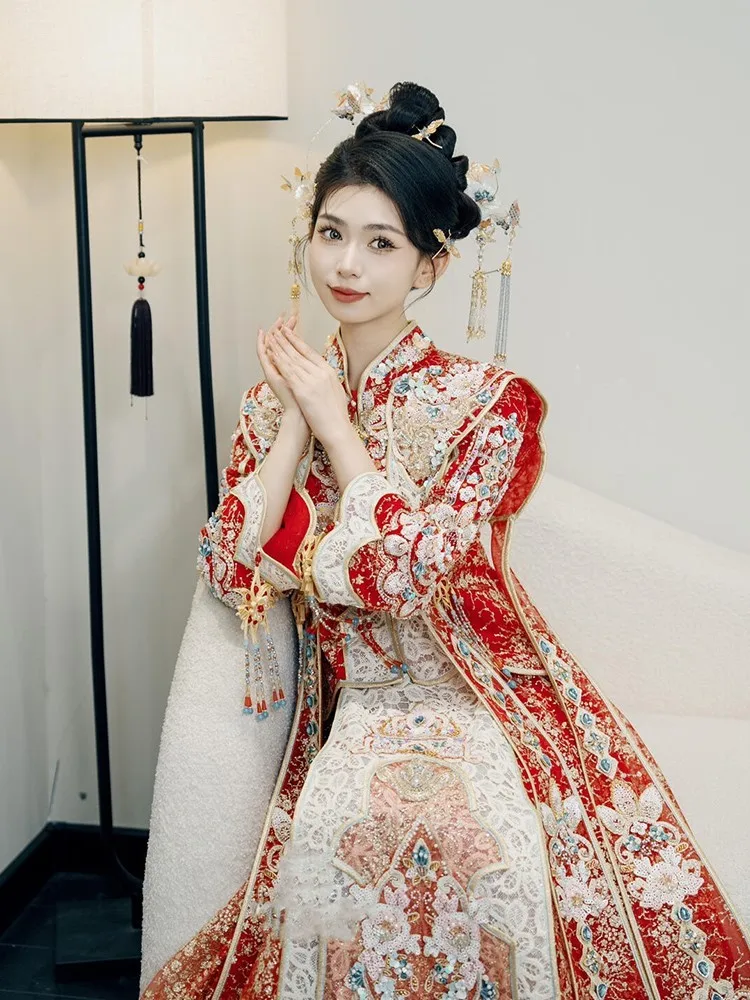 

The new heavy-duty red wedding dress dragon and phoenix gown Chinese-style crown rosy veil are traditional attire for women