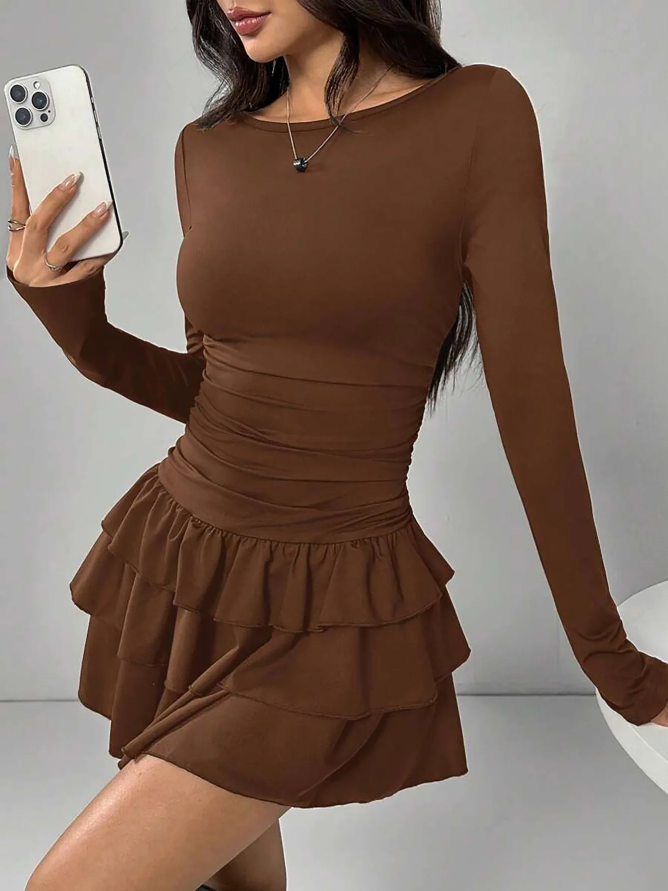 Damen-Kleid mit Rundhalsausschnitt und langen Ärmeln, figurbetont, mit geraffter Taille, mehrlagigem Rüschenrock, schmal geschnitten, Minikleid, lässig, Streetwear, Club, Party – Detail 9