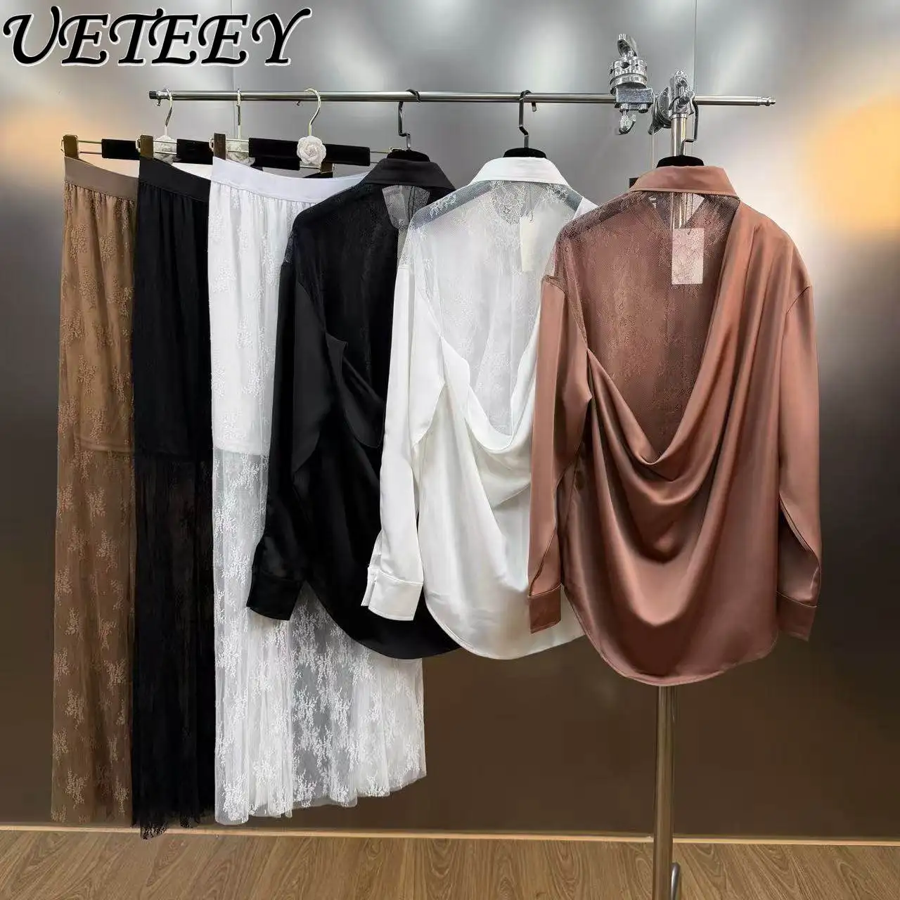 

2026 Весенний топ с отложным воротником, длинными рукавами и открытой спиной, кружевная лоскутная свободная рубашка с длинными рукавами и юбка с высокой талией, комплект из двух предметов