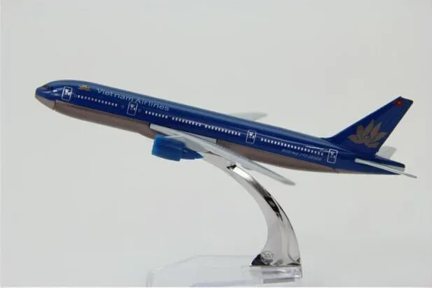 1:400 plane model B777 Vietnam Airlines aircraft B777 Metal simulation airplane model for kid Children toys Christmas gift