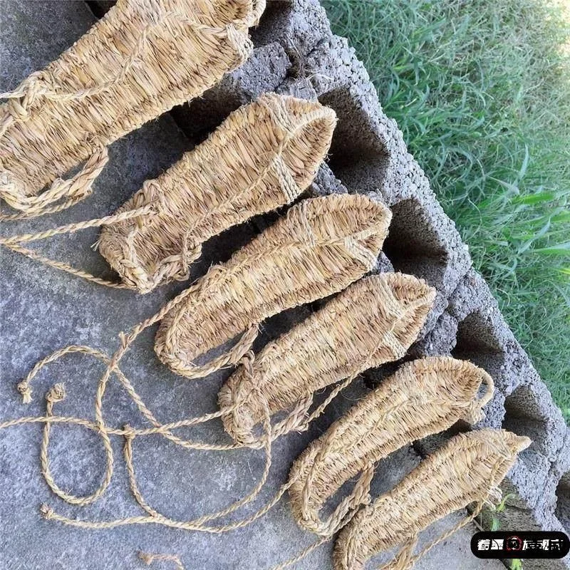 Handwoven Traditional Straw Shoes Breathable Summer Sandals for Men And Women Retro Red  Style Water Resistant Slip-On
