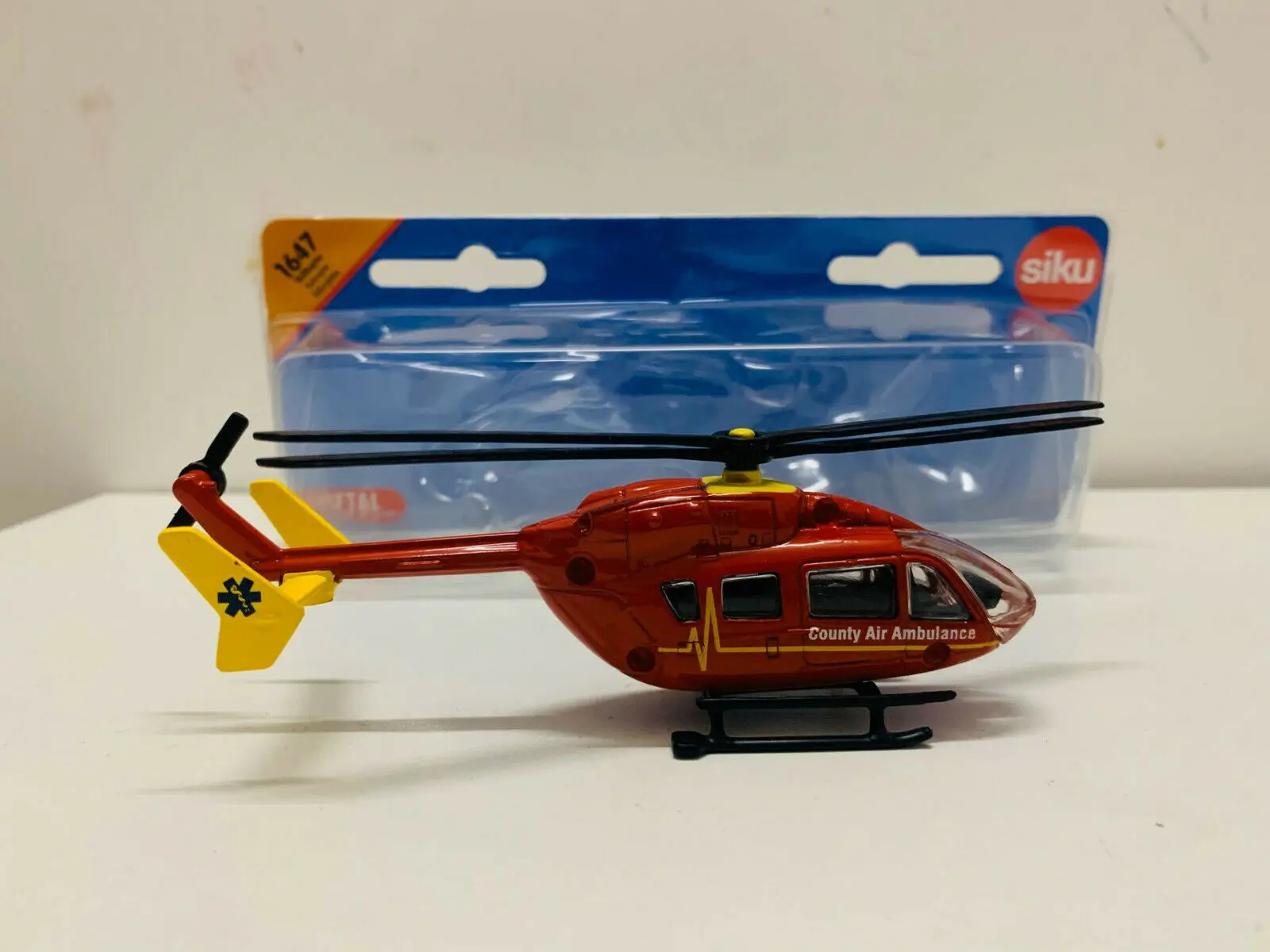 Siku 1647 County Air Ambulance Helicopter 1/87 Scale Metal + Plastic Parts Gift