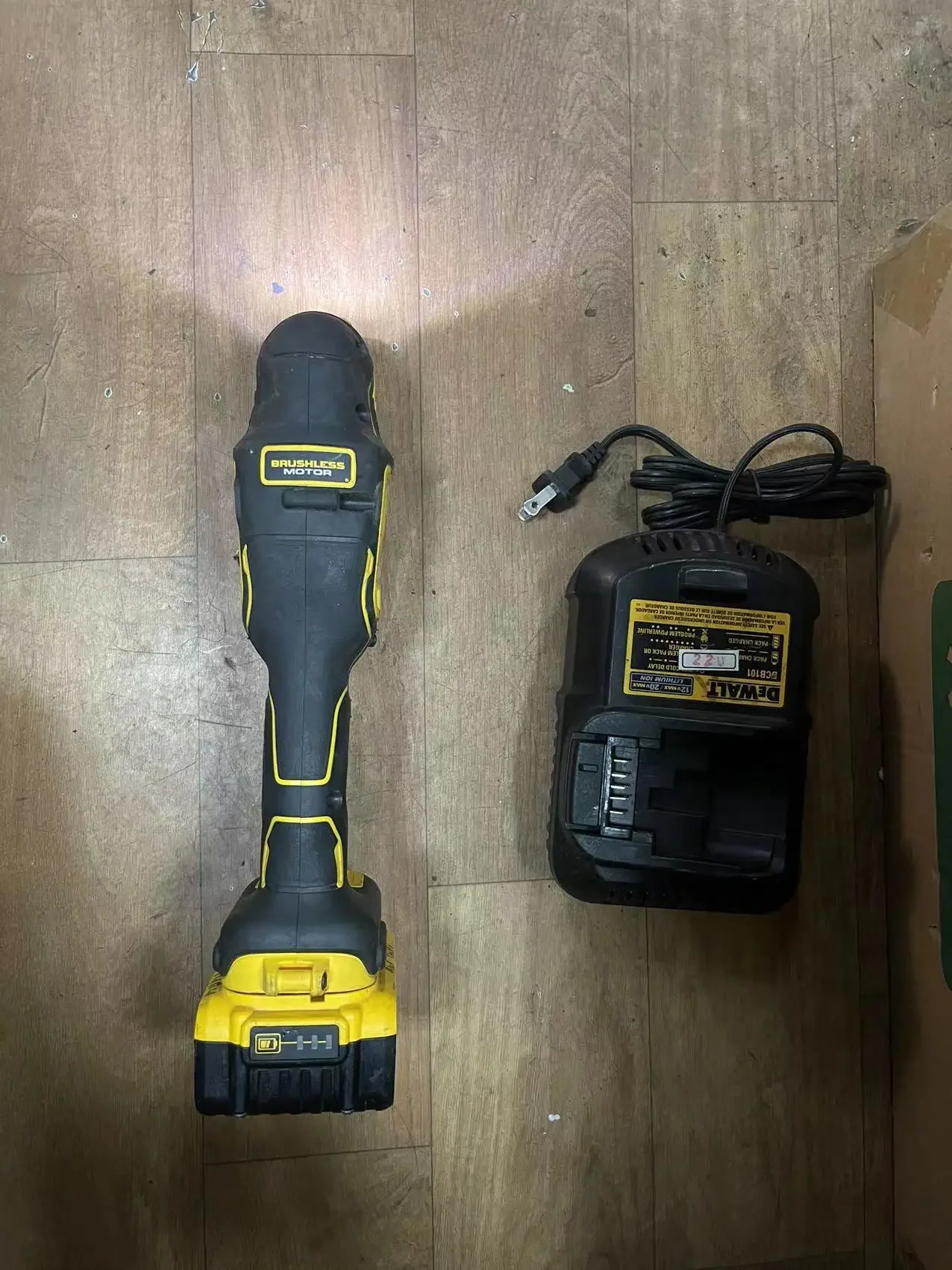 DEWALT 18V DCS356 Brushless Oscillating Multi Tool ,SECOND HAND ,WITH 5AMP BATTERY AND CHARGER