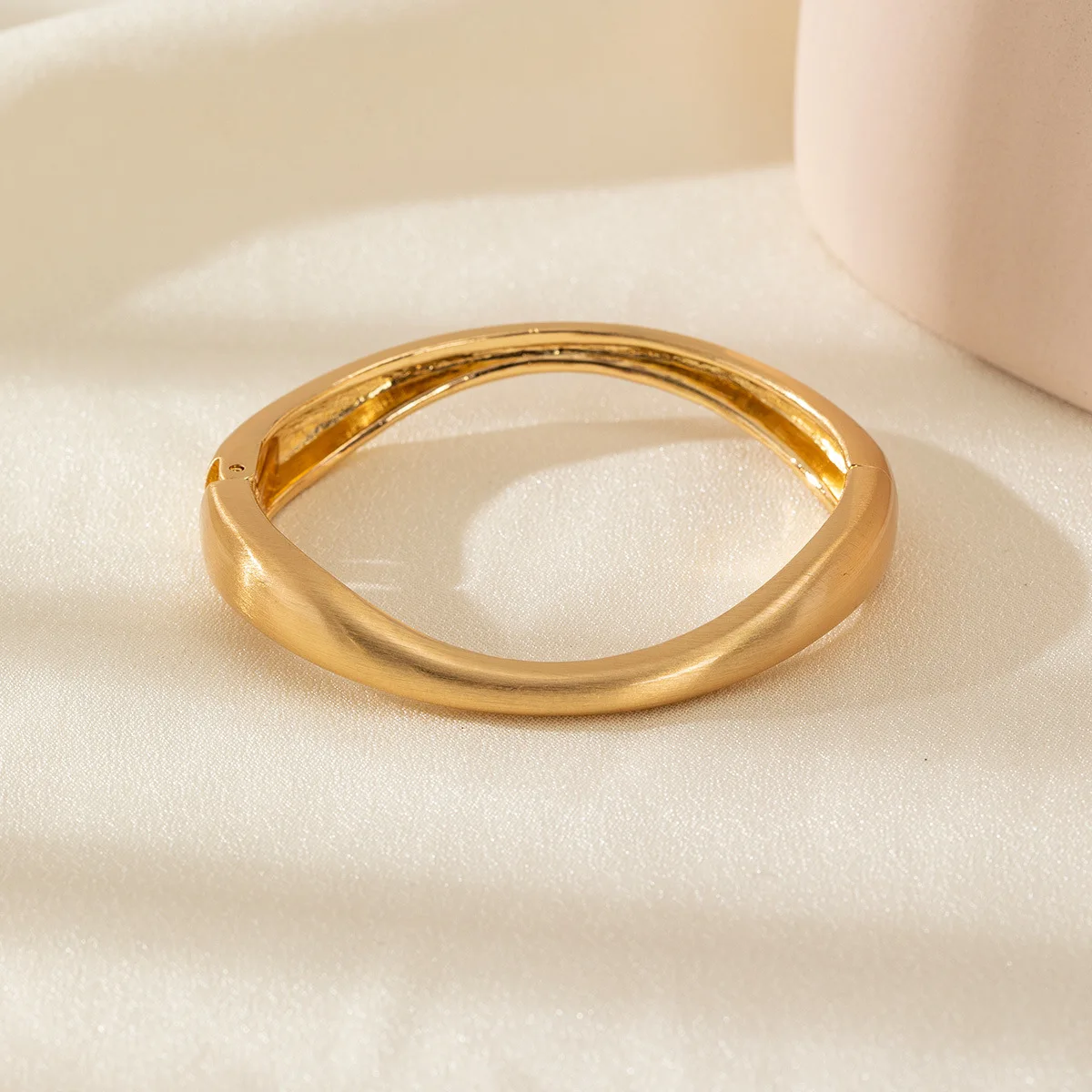 الذهب اللون ماتي المعادن قطرة الماء أساور واسعة للنساء المفتوحة الكفة سميكة غير النظامية موجة الإسورة أساور الأساور Mujer مجوهرات