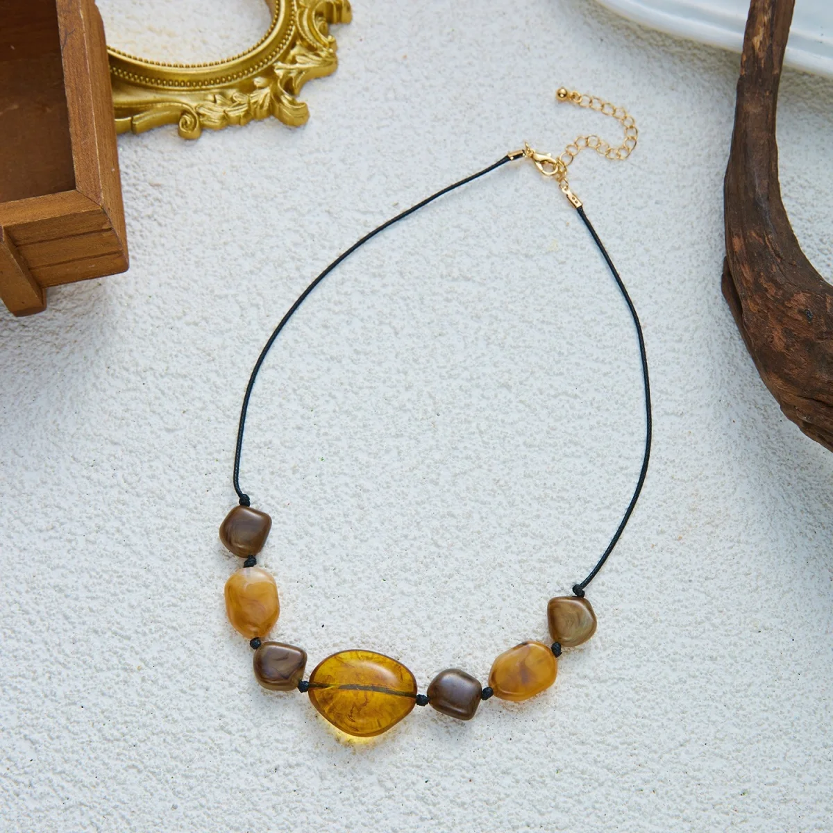 Ästhetische Boho-Halskette mit unregelmäßigen Acrylperlen und schwarzem Seil für Damen und Herren, Retro-Handarbeit, geometrischer Choker, Partyschmuck – Detail 32