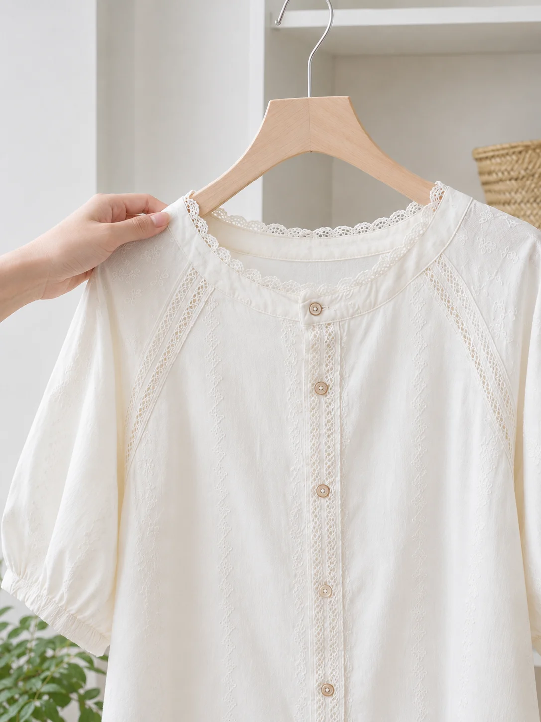 Elegant Lace Splicing Loose Fit Shirt in Light Beige Heavy Embroidery Slimming Effect Five Sleeve Women's Korean Style Top