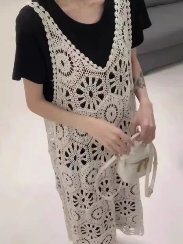 2025 Vestido de tirantes huecos de encaje de ganchillo estilo festivo sin mangas en capas vestido bohemio de playa de longitud media