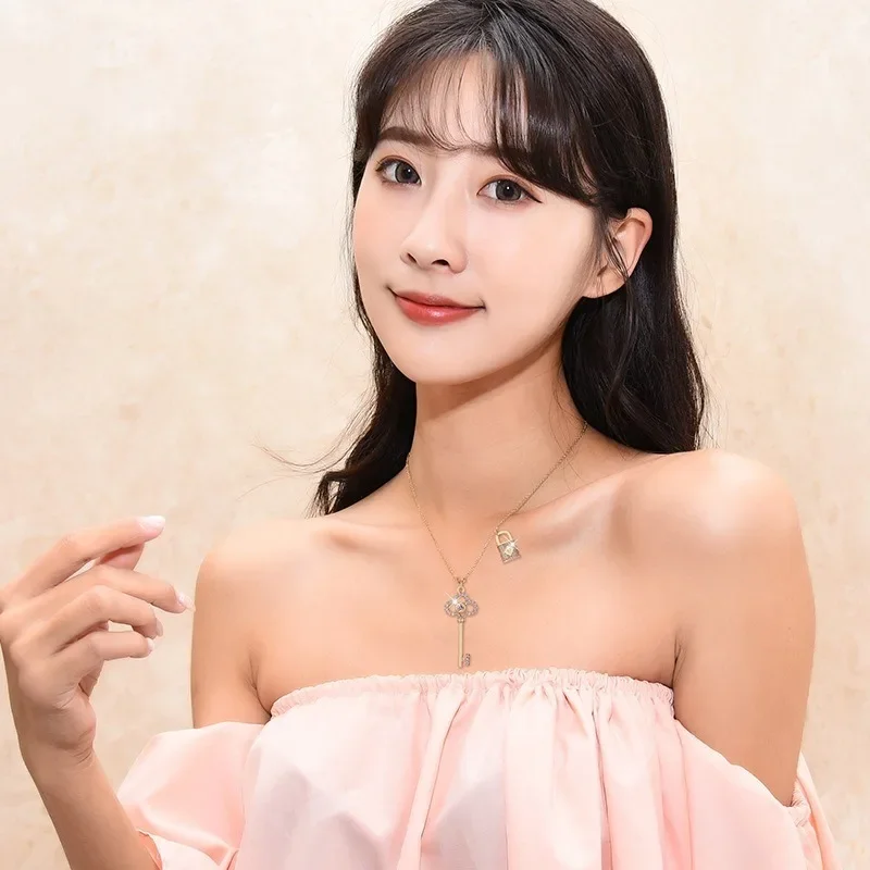 A lockeye zircon necklace with a unique, fashionable and cool style collarbone chain