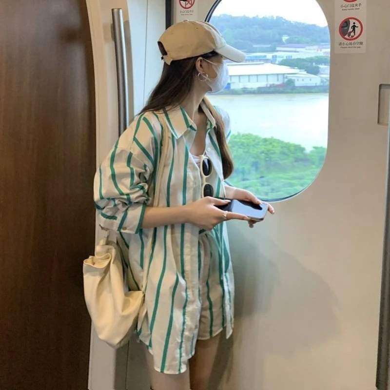 Traje a rayas dulce y picante para mujer, novedad de verano, camisa fina holgada de manga larga con protección solar, pantalones cortos de pierna ancha, conjunto de dos piezas