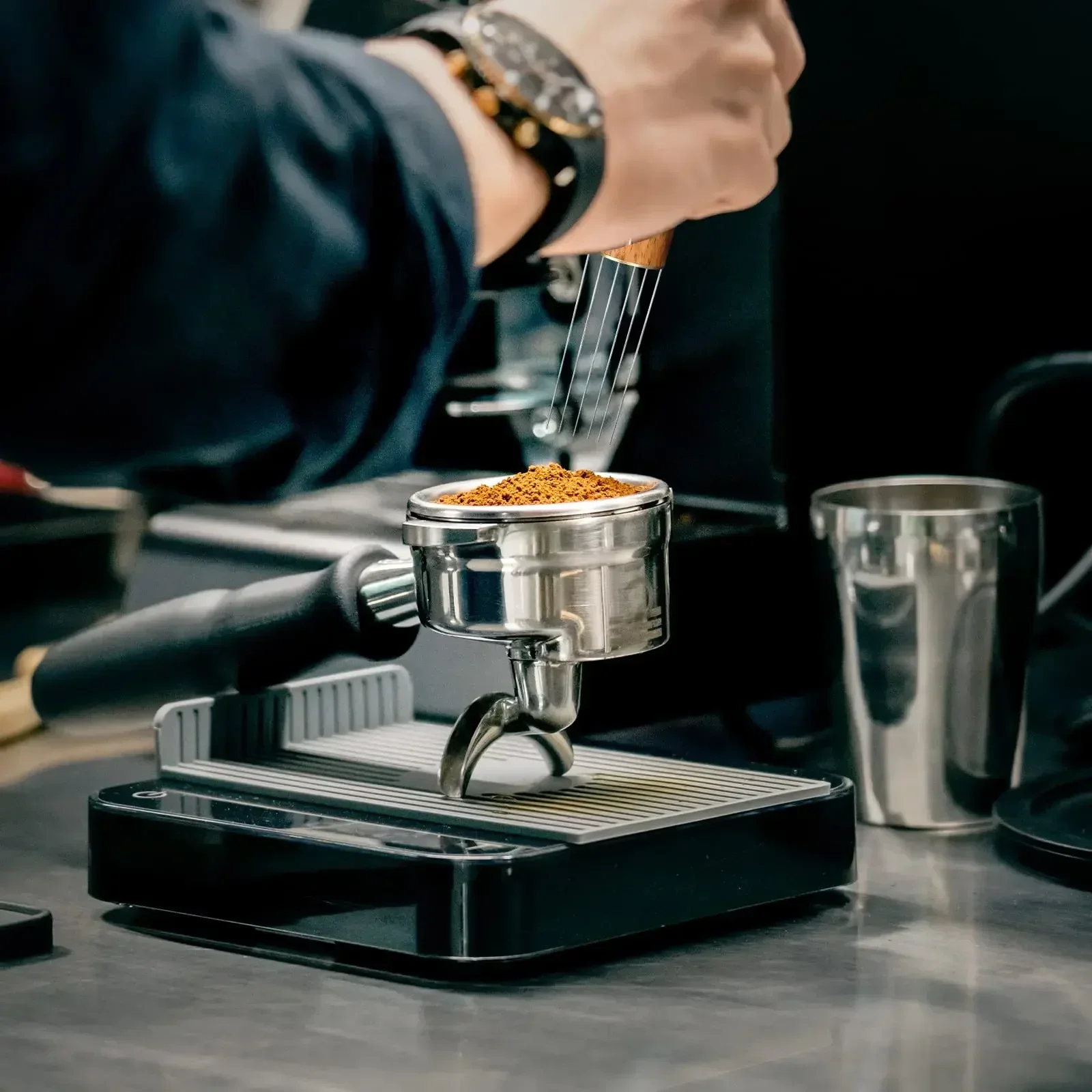 إبرة توزيع مسحوق القهوة - موزع مسحوق من الفولاذ المقاوم للصدأ - خفق القهوة وكسارة التثبيت - خشب متين مع قاعدة تخزين