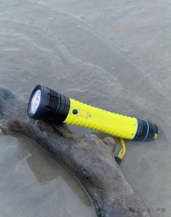 Battery 2000 Lumen USB Rechargeable Flashlight LED IP68 Waterproof Torch FITECH F18 Professional Diving Light