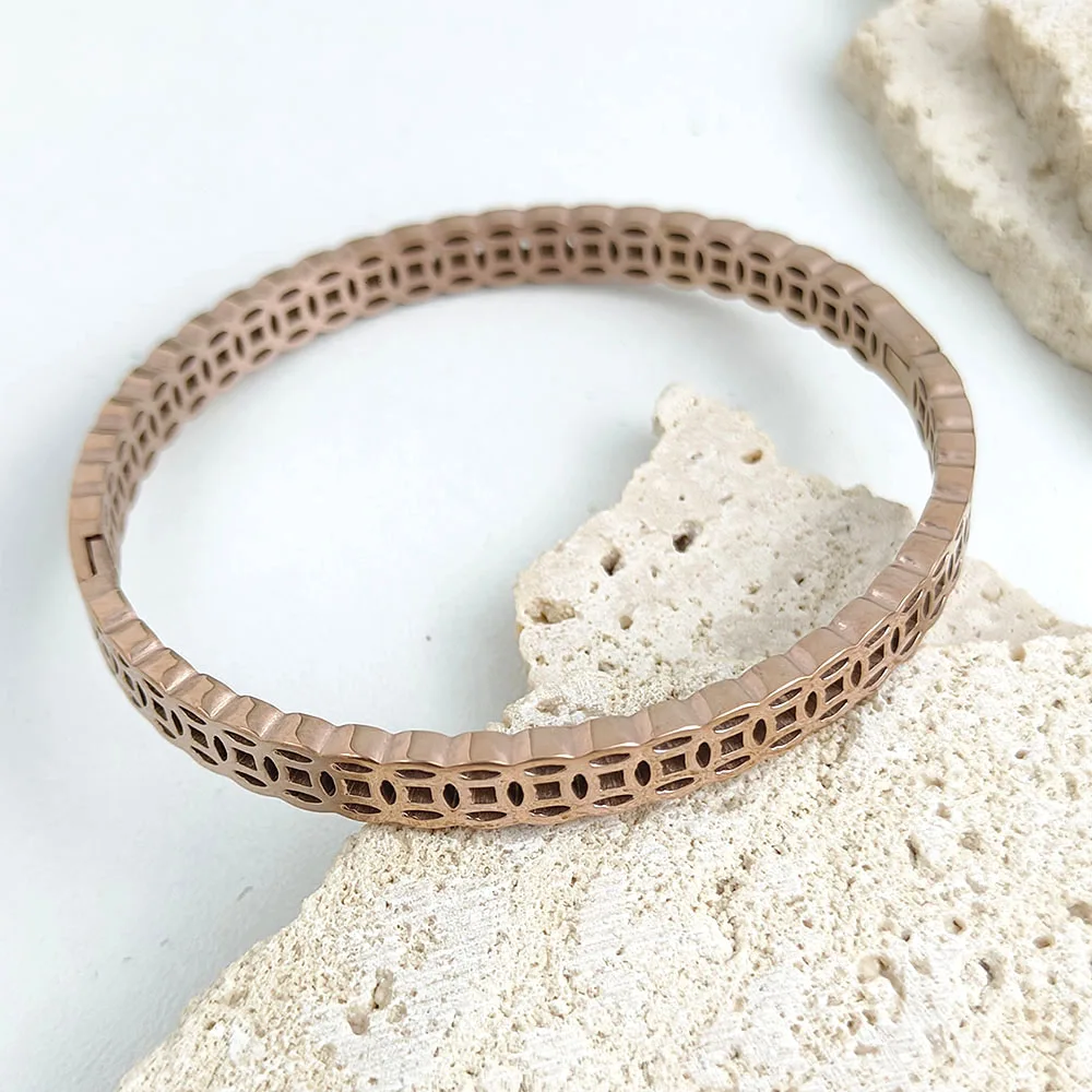 Retro hollow copper coin bracelet, fashionable and exquisite bracelet, personalized and versatile stainless steel, ins niche