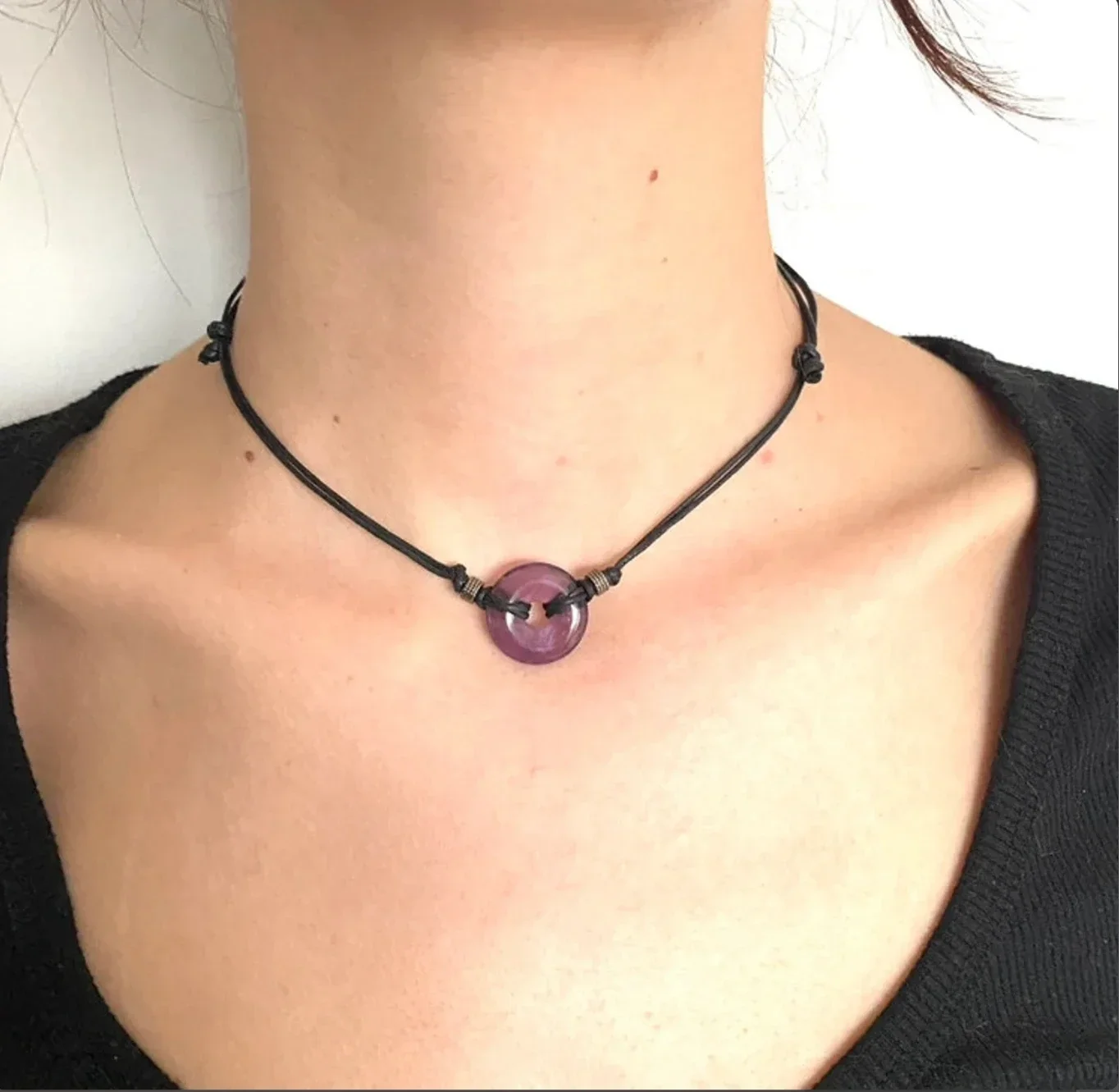 Amethyst-Halsreif, schwarze verstellbare Halskette auf Baumwoll schnur, Edelstein geschenk für einen gotischen Teenager
