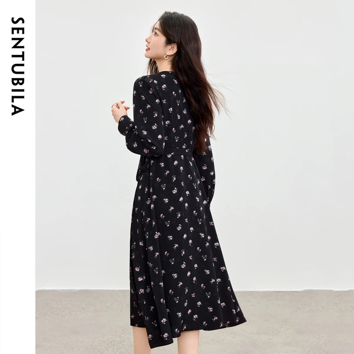 SENTUBILA noir robes à fleurs 2025 femme manches bouffantes robe mi-longue automne nouveau col en v élégant mince vacances vêtements longs 153LO3121