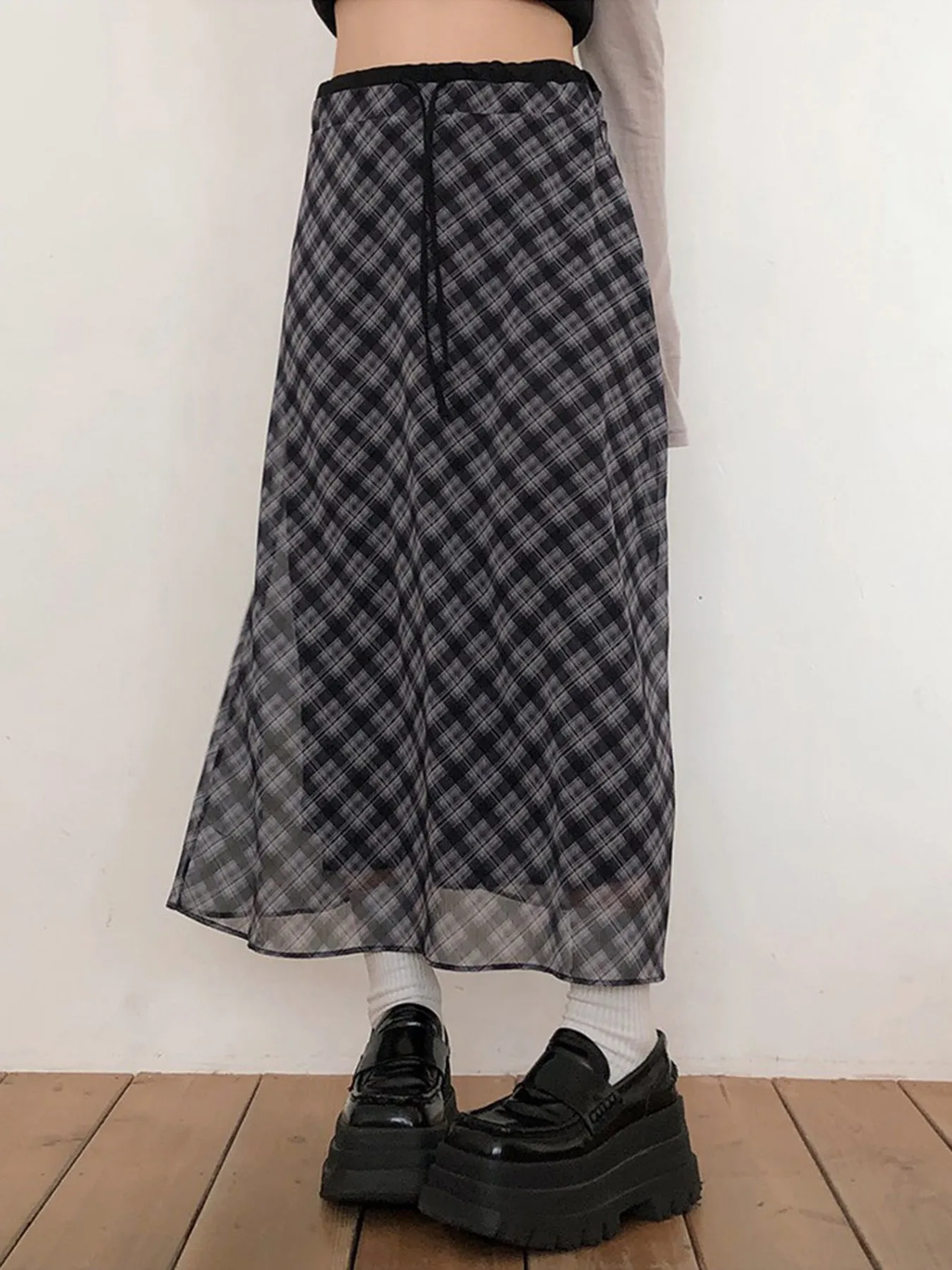 

Летняя женская одежда: элегантная юбка миди с высокой талией, утягивающая фигуру, из шифона с принтом, винтажная, А-силуэт, струящаяся, из полупрозрачной сетки.