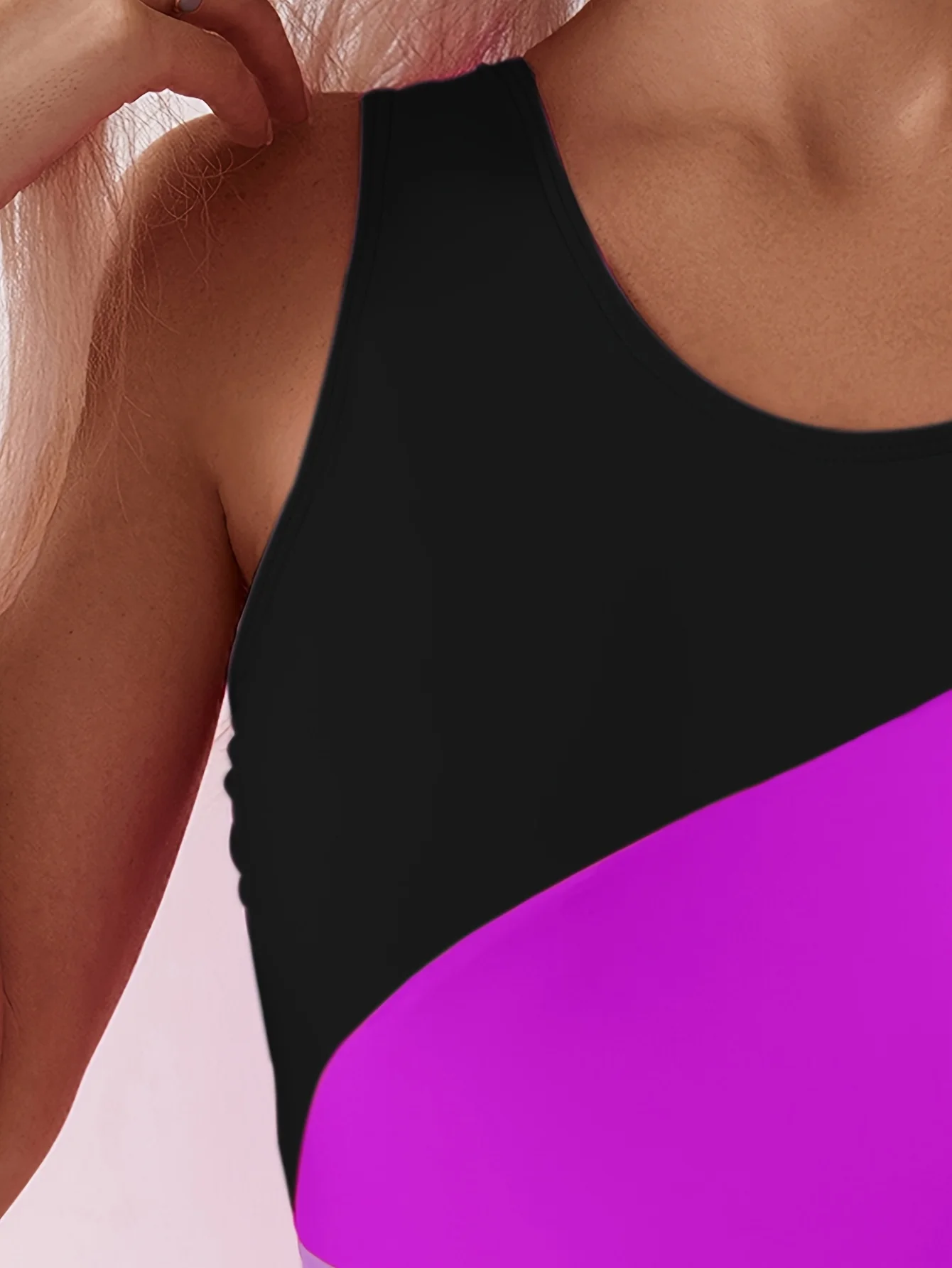 Maillot de bain une pièce sportif taille haute pour femme avec rembourrage amovible – Design contrasté noir et violet, Design Water Colorblock