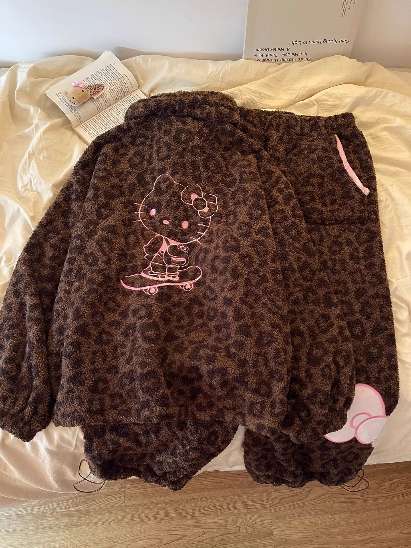Setelan Piyama Hello Kitty Motif Leopard Bahan Coral Fleece dengan Ritsleting, Dua Potong, Pakaian Santai Musim Dingin yang Lembut, Pakaian Rumah yang Nyaman, Pakaian Tidur yang Hangat