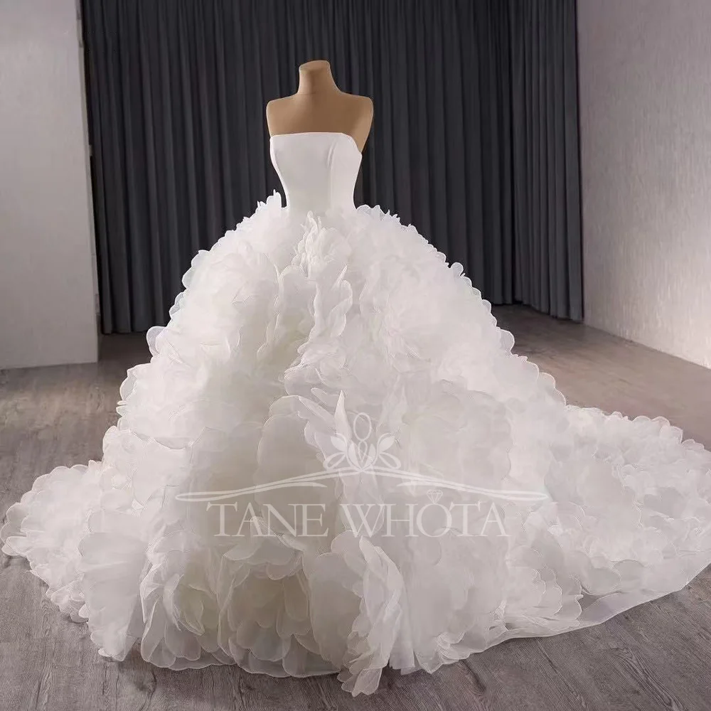Luxury Strapless Sleeveless Wedding Dress for Brides 3D Floral Embellishments Customizable