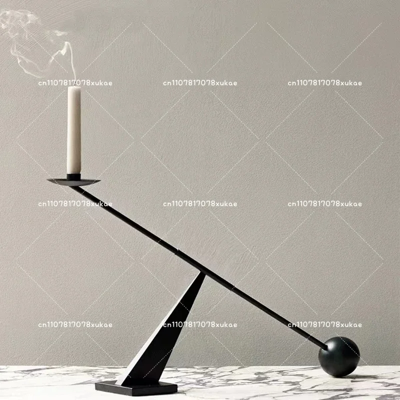 Moderner minimalistischer, Wabi-Sabi-Kerzenhalter in Schwarz. Kreatives, einfaches und einzigartiges geometrisches Liniendesign. perfekt für Romantik