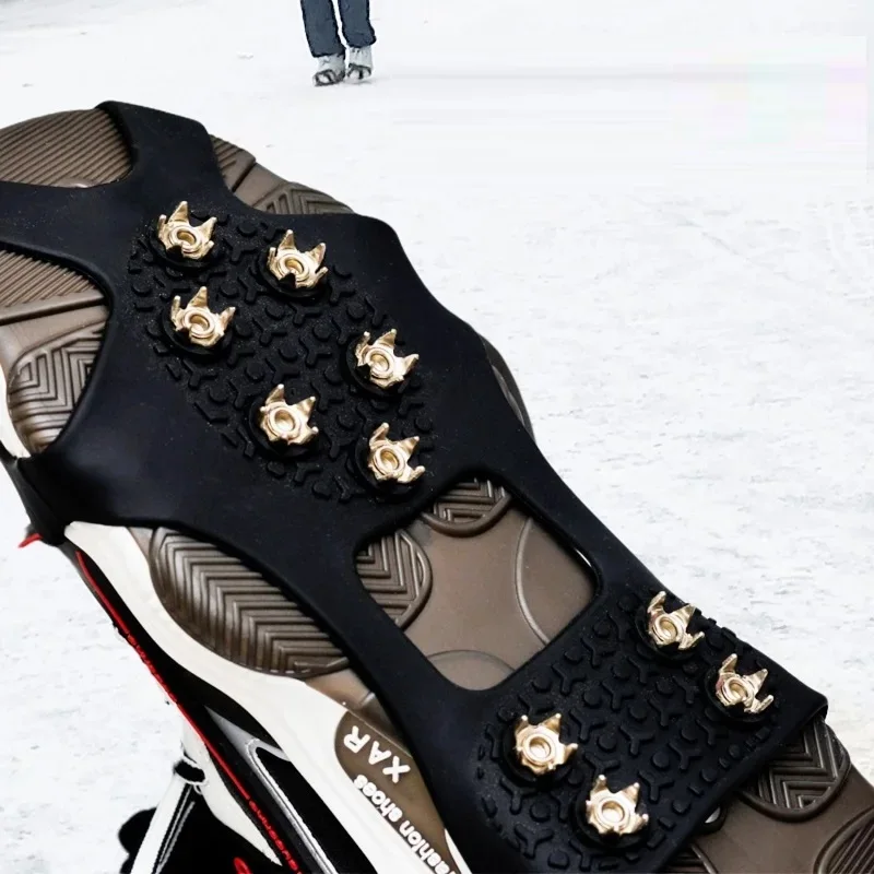 Cubrezapatos antideslizantes con picos de hielo para deportes al aire libre de invierno, con diez picos para escalar en condiciones nevadas.