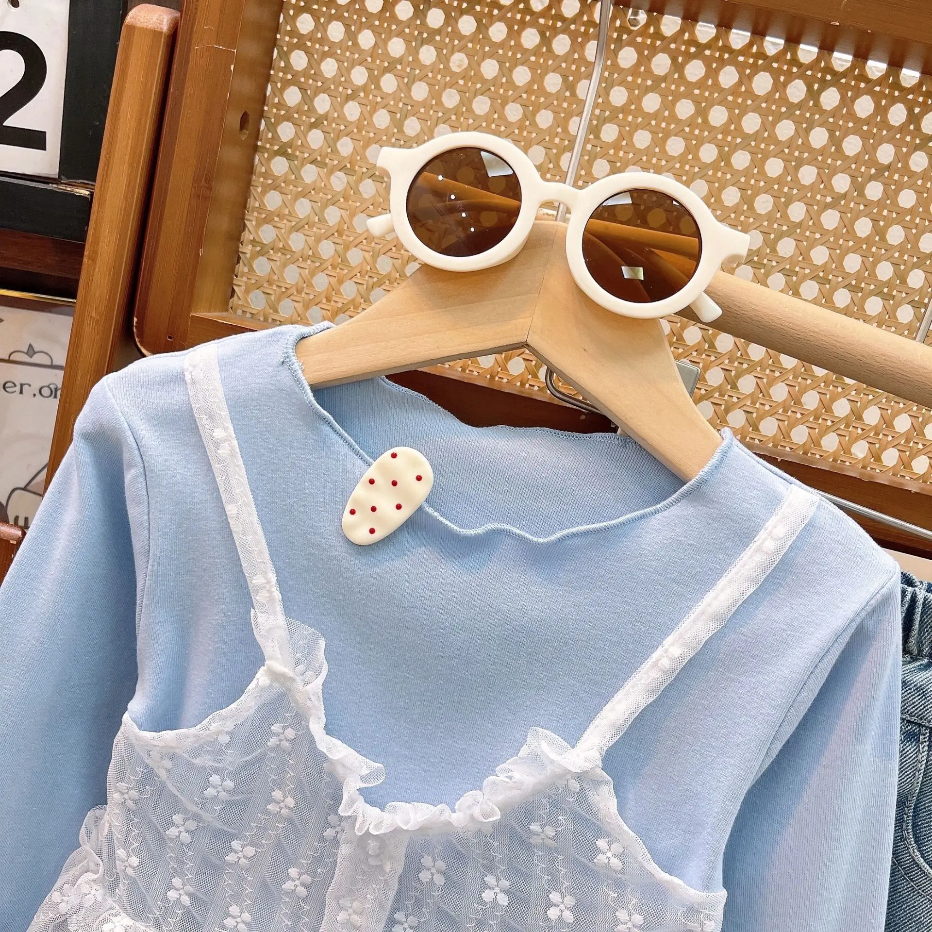 Mädchen-Set aus Spitzen-Top mit Lagenoptik und Jeans – 2-teiliges Freizeitoutfit mit Rüschendetail, Kinderkleidung im koreanischen Stil für Mädchen – Detail 4
