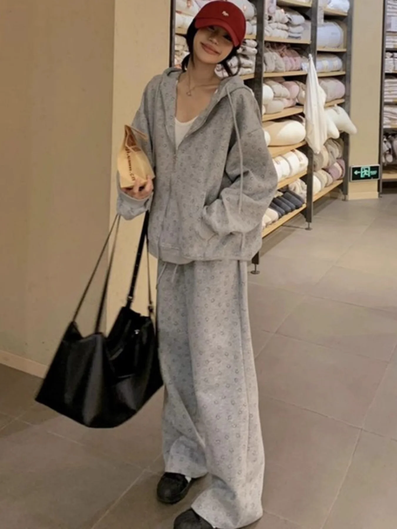 Het luie en ontspannen Koreaanse pak in Amerikaanse stijl is hier! een tweedelige set speciaal ontworpen voor dames, met een vest met ritssluiting die gemakkelijk aan te trekken en uit te trekken, superhandig, met opvallende prints die de mononie afbreken, een losse pasvorm, waardoor alle lichaamstypes gemakkelijk te stylen, met een Amerikaanse casual en luie Vibe te maken, perfect is te maken, te maken, knippen, perfect bij sneakers om te maken, je te maken, te maken, te maken, te mak